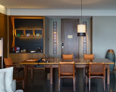 實木家具開裂怎么辦？保養實木定制訣竅很重要